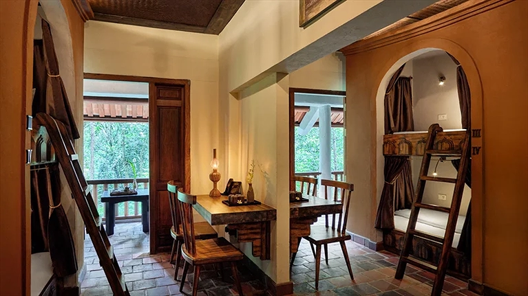 Hai phòng thông với nhau