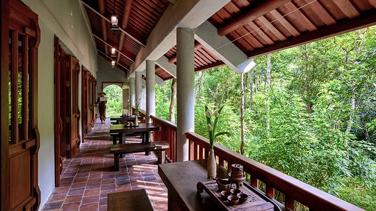 Mái hiên bên ngoài mỗi phòng