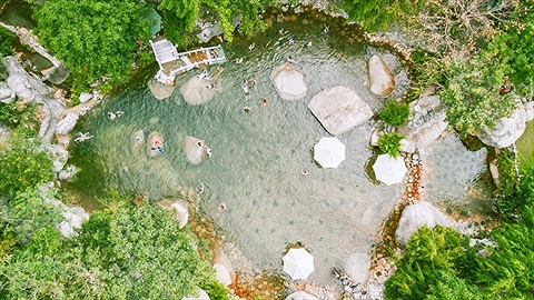 Huyệt Long Hồ (tọa lạc giữa đồi Thanh Long - Bạch Hổ)