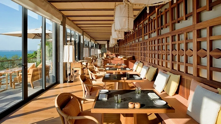 Khu vực nhà hàng rộng rãi, sang trọng