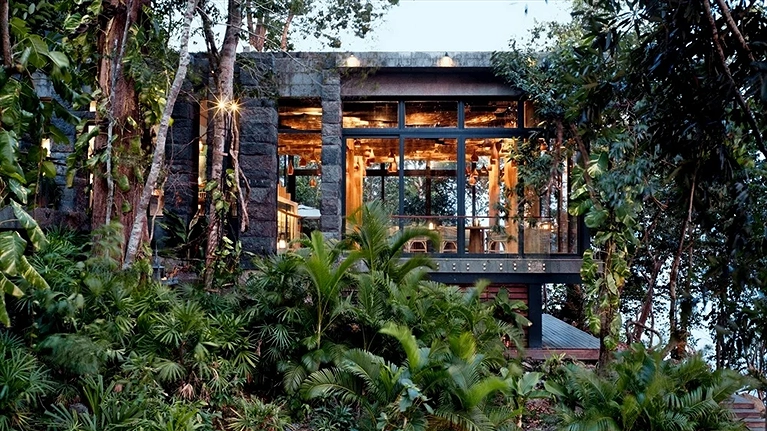 Phong cảnh rừng nhiệt đới xung quanh khu nghỉ dưỡng