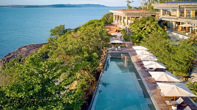 Thư giãn tại hồ bơi vô cực của khu nghỉ dưỡng