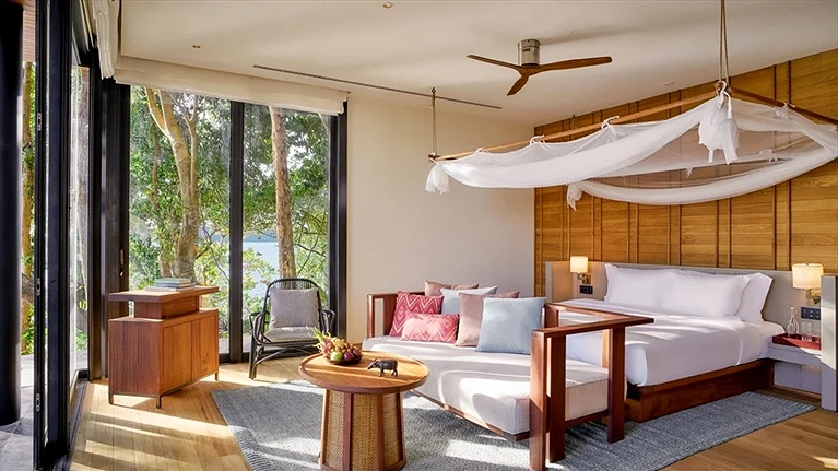 không gian phòng với cửa kính lớn ngập tràn ánh sáng