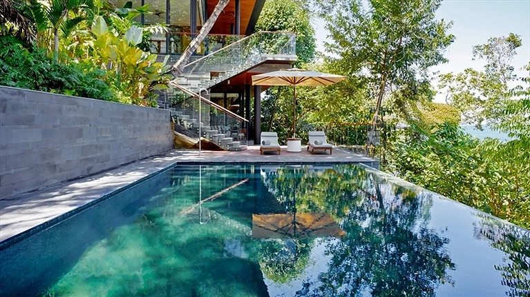 Hồ bơi tuyệt đẹp cách phòng ngủ vài bước chân