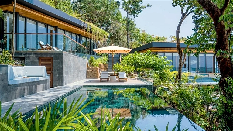 Xung quanh Villa xanh mát với thảm thực vật đa dạng