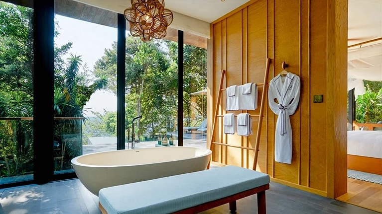 Phòng tắm với bồn ngâm thư giãn