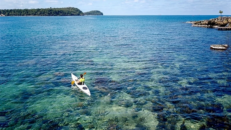 Chèo thuyền với rạn san hô tuyệt đẹp bên dưới