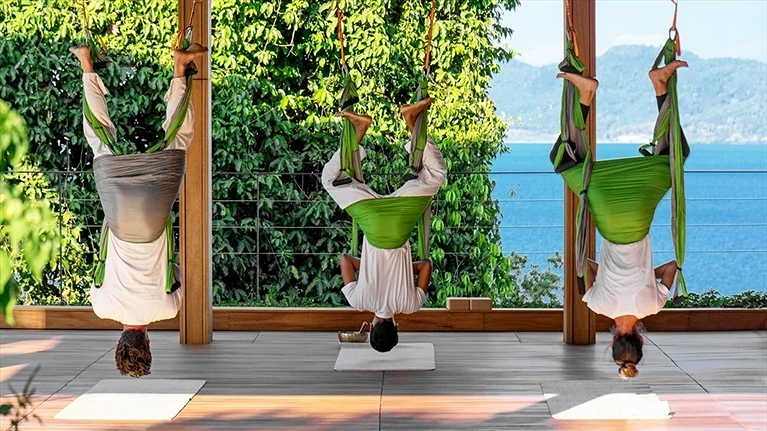 Các lớp Flying Yoga với sự hướng dẫn từ các chuyên gia