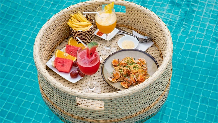 Bữa ăn nổi tại hồ bơi