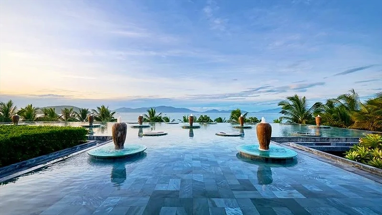 Hồ cảnh với tầm nhìn ngoạn mục ngay tại sảnh Lễ Tân