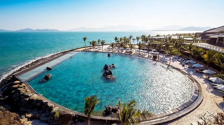 Bể bơi nước mặn với diện tích 2500 m2, tầm nhìn hướng ra đại dương xanh thẳm