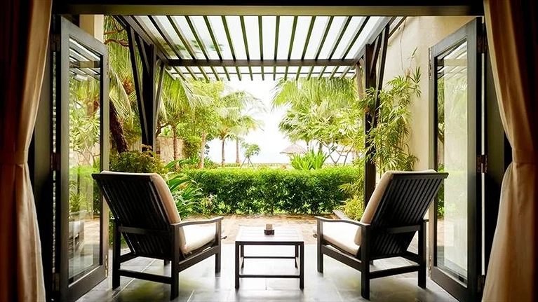 Sân hiên với tầm nhìn hướng biển giữa khu vườn xanh mát