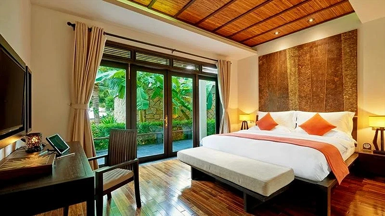 Phòng Deluxe rộng 65m2 nép mình trong khu vườn xanh mướt