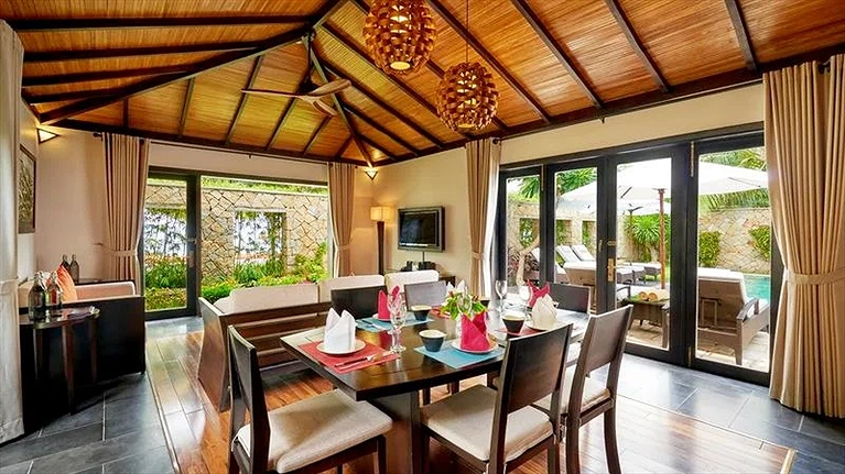 Thiết kế gồm 3 phòng ngủ, 3 phòng tắm, phòng khách, bếp được trang bị đầy đủ đồ dùng và phòng ăn