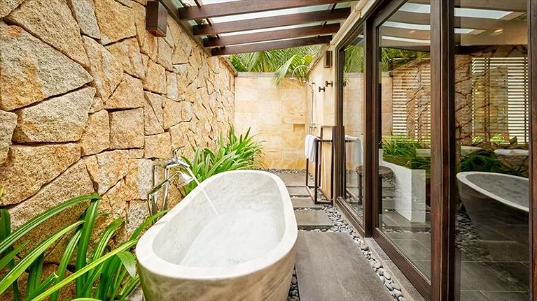 được thiết kế với phòng tắm trong nhà hoặc ngoài trời có mái che, với điểm nhấn là bồn tắm tạc thủ công từ đá nguyên khối và vòi sen