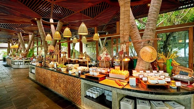 Nhà hàng Bacaro phục vụ các món ăn kinh điển quốc tế và các món đặc trưng mang đậm hương vị truyền thống từ 3 vùng miền Việt Nam