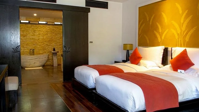 Phòng Deluxe rộng 65m2 nép mình trong khu vườn xanh mướt