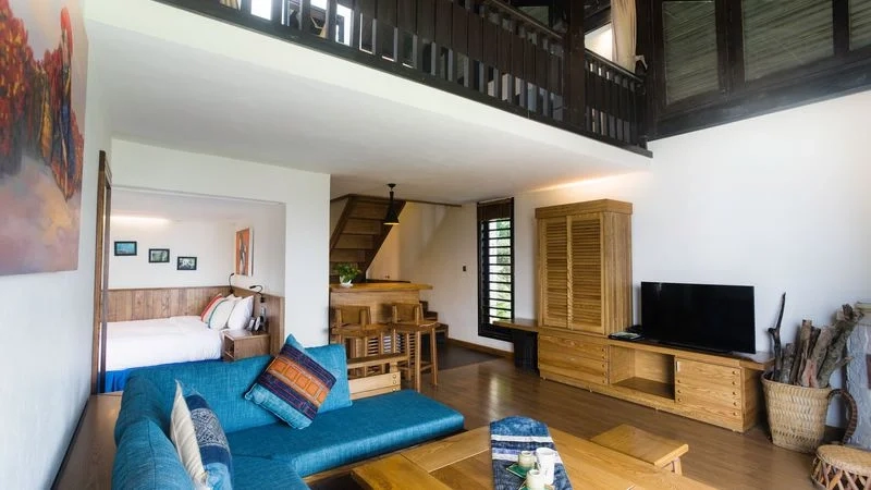 Phòng khách Villa với lò sưởi đốt bằng củi