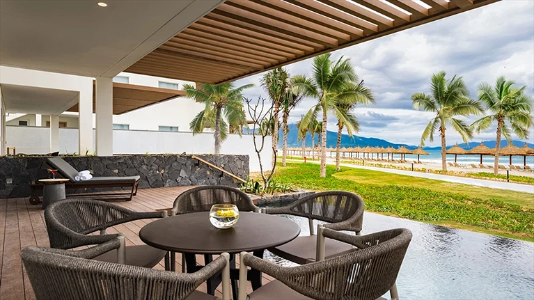 Căn Pavillion sát biển