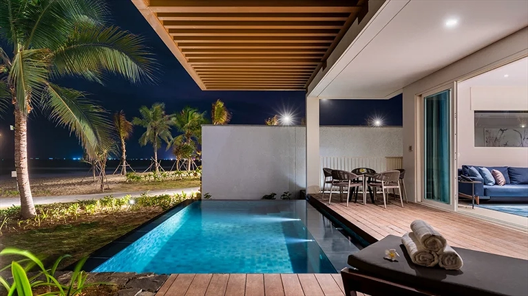 Căn Pavillion sát biển