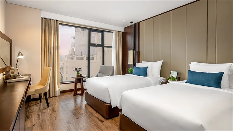 Phòng Premier Deluxe hướng thành phố và một góc biển