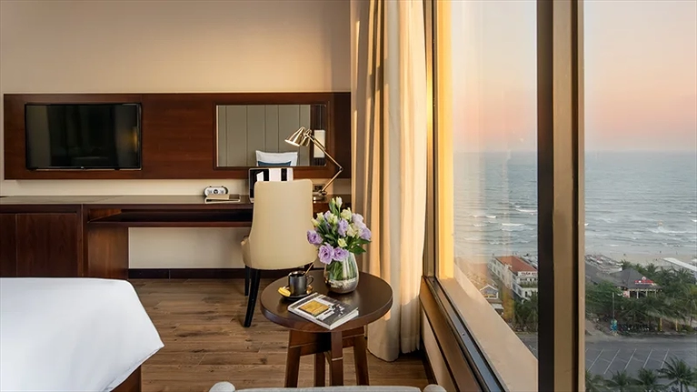 Phòng Premier Deluxe hướng thành phố và một góc biển