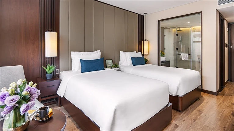 Phòng Premier Deluxe hướng thành phố và một góc biển