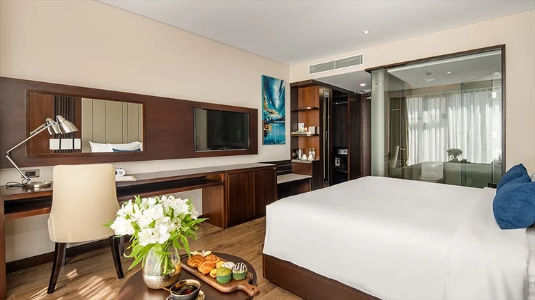 Phòng Premier Deluxe hướng thành phố và một góc biển