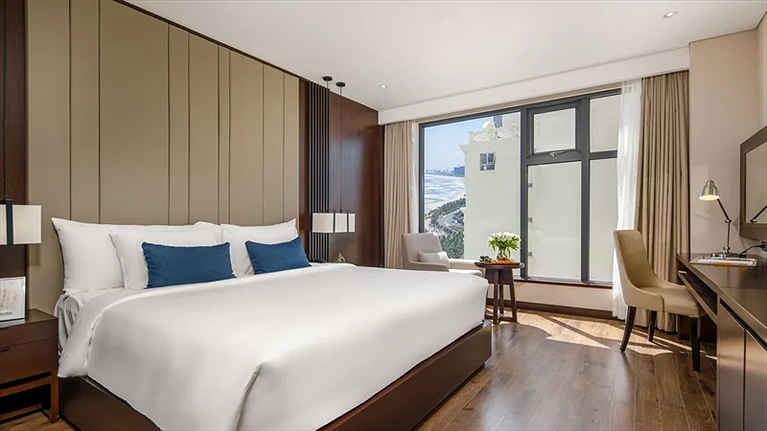 Phòng Premier Deluxe hướng thành phố và một góc biển