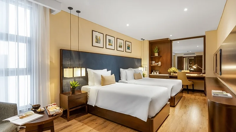Phòng Premier Deluxe Triple hướng thành phố
