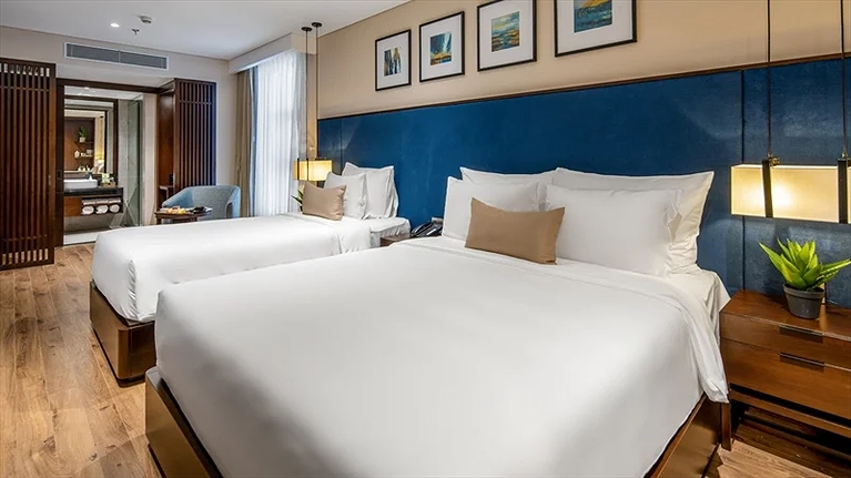 Phòng Premier Deluxe Triple hướng thành phố