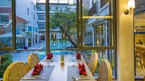 View nhìn ra hồ bơi từ nhà hàng