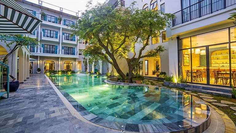 Hồ bơi tràn bờ giữa khu vườn nhiệt đới