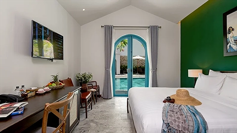 Phòng Pool Access nhìn ra hồ bơi