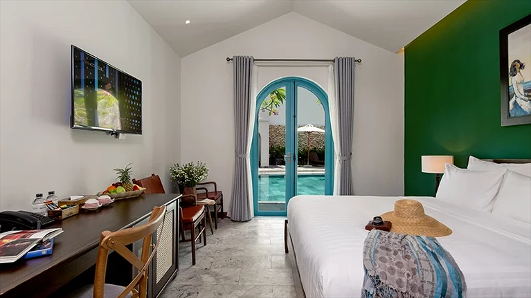 Phòng Pool Access nhìn ra hồ bơi