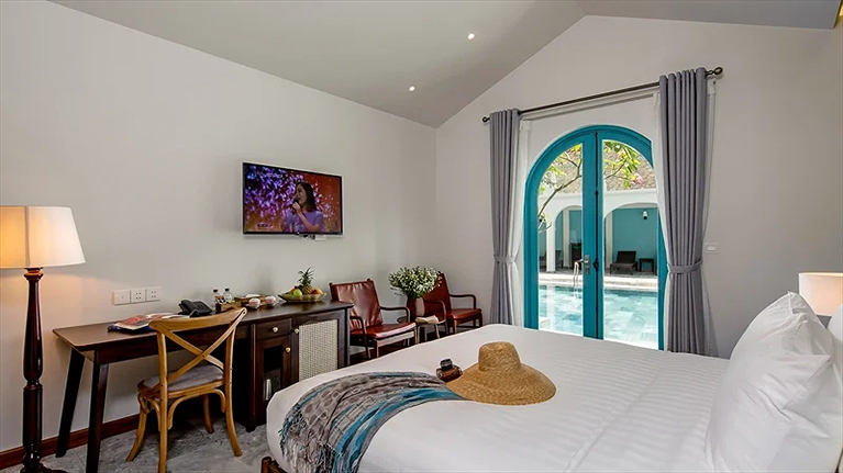 Phòng Pool Access nhìn ra hồ bơi