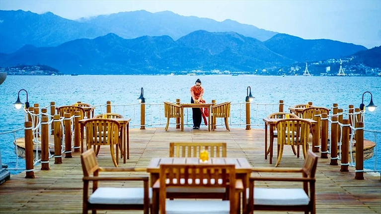 Ngỡ như hòa mình trọn vẹn vào biển