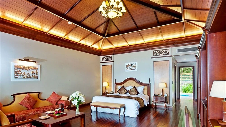 Phòng nghỉ sang trọng lát sàn gỗ tông màu ấm