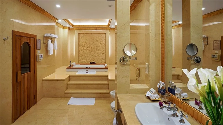 Phòng tắm đặc biệt rộng rãi