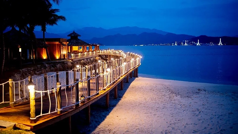 Ánh đèn bên lối đi trên biển về đêm lấp lánh