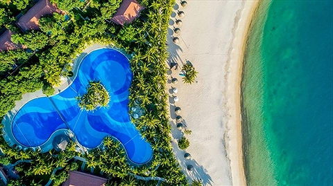 Bể bơi ngoài trời cực rộng rãi