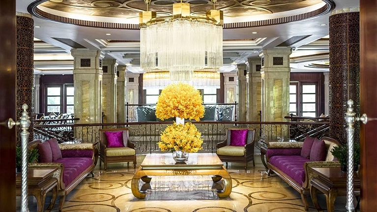Sảnh đón khách sang trọng dưới ánh đèn pha lê