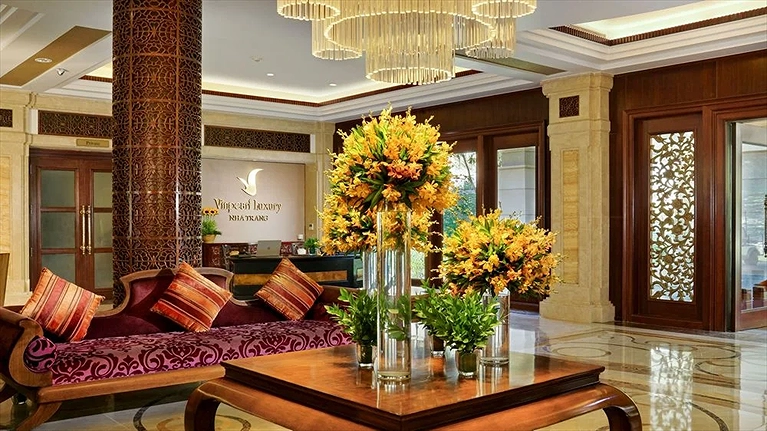 Thượng khách thư giãn trên sofa trong lúc đại sứ Vinpearl làm thủ tục