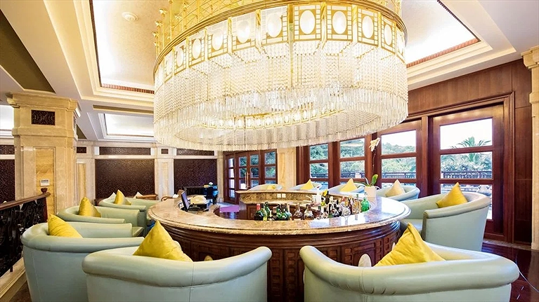 Thưởng thức ly cocktail bên quầy bar tại sảnh