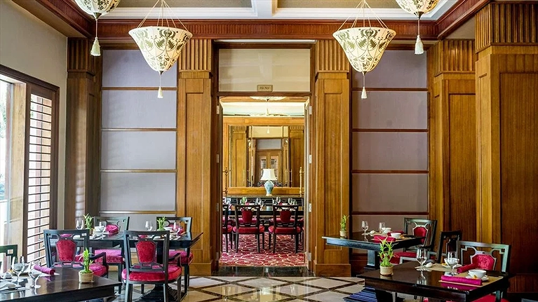 Bữa sáng ẩm thực phong phú phục vụ tại nhà hàng