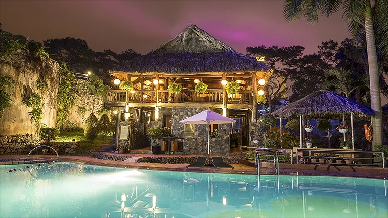 Hồ bơi về đêm