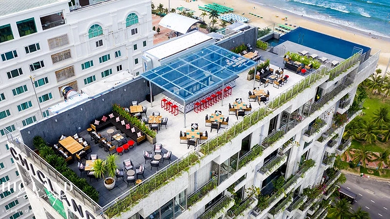 Khu vực hồ bơi & Chicland Lounge