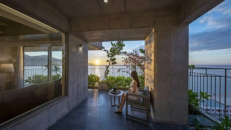 Phong Ba - 01 Bedroom Luxury Ocean Front Apartment with Balcony