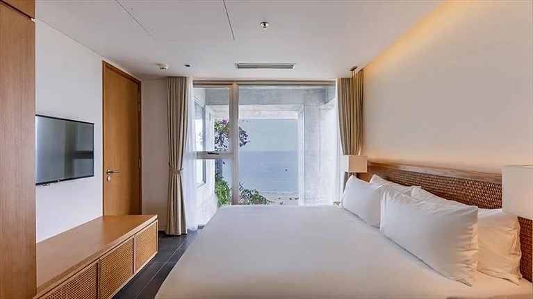 Trúc Mây - One Bedroom Ocean Front Apartment with Balcony