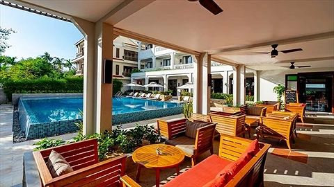 Quầy bar cạnh hồ bơi